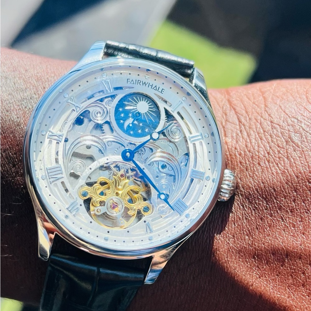 Multicolor timepiece created with style.It’s made of leather and stainless steel